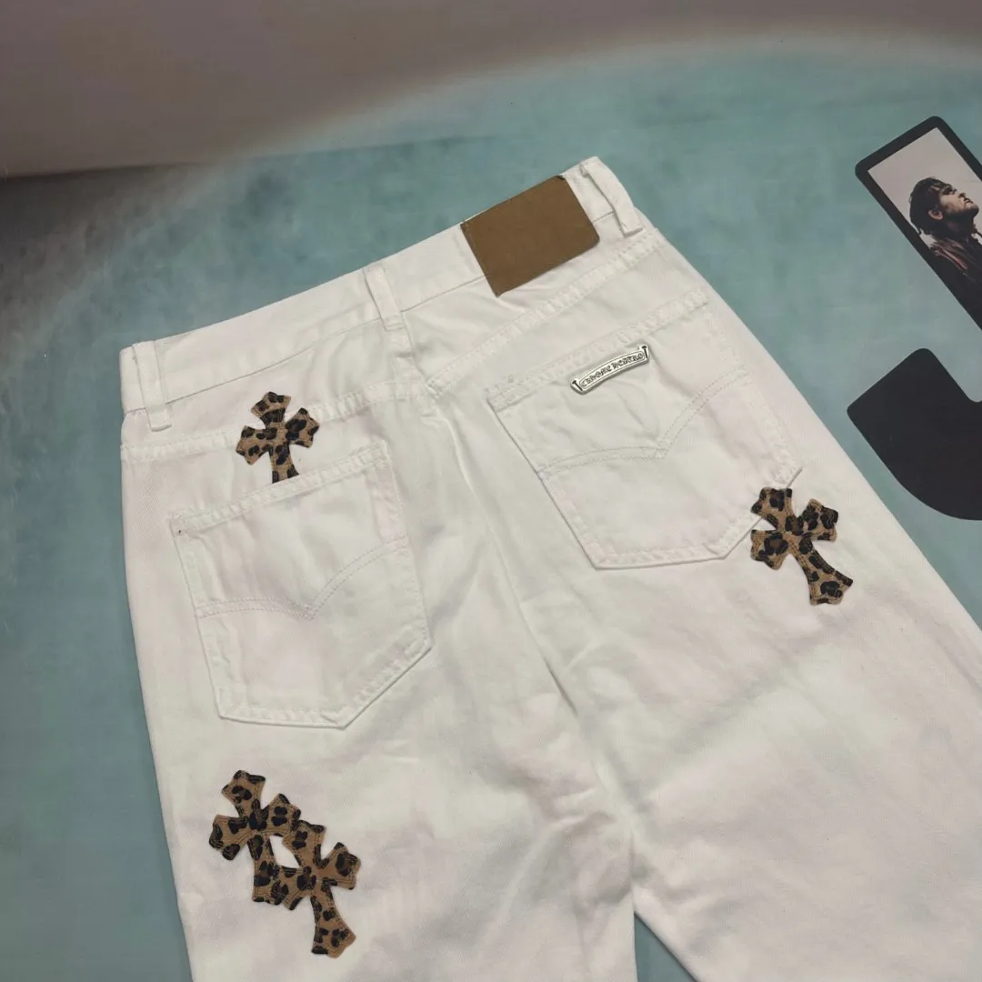 🅿️290 🔘Style number-KL172 🔘Croxin𝐂𝐡𝐫𝐨𝐦𝐞 𝐇𝐞𝐚𝐫𝐭 25SS white cow leopard print leather graffiti painting jeans* The color of Croxin is super bright! It is made of beaded canvas fabric and has been washed with heavy industry. The texture is superb and you can feel the uniqueness on your upper body. The three-dimensional cutting makes the pants particularly crisp and stylish no matter how you wear them. The hardware is custom-made and is of excellent quality, durable and classy. There is also the customized small leather label, which is designed with special care. The leopard cross-shaped pattern and colorful graffiti paintings on the pants are very eye-catching. The graffiti letters "MENTAL" and "Moti Vation" are full of trend and have a genderless style that can be easily worn by both men and women. The matching suggestions are as follows: Cool and handsome street style: Pair the upper body with a short black midriff-baring vest, a loose black denim jacket, black thick-soled Martin boots, a black baseball cap and a silver necklace, which will turn heads when you go out on the street. Casual and trendy style: wear a white loose T-shirt inside, a colorful loose knitted cardigan outside, white sneakers on your feet, and a heart-shaped black satchel on your back. It is comfortable and fashionable for daily travel. Personalized mix and match style: Wearing a fluorescent green long-sleeved bottoming shirt, a light-colored short leather jacket, jeans, colorful sneakers, and unique sunglasses and bracelets, you will definitely be the center of attention when you go to a music festival.  Size: S M L XL (28.30.32.34) Color: White